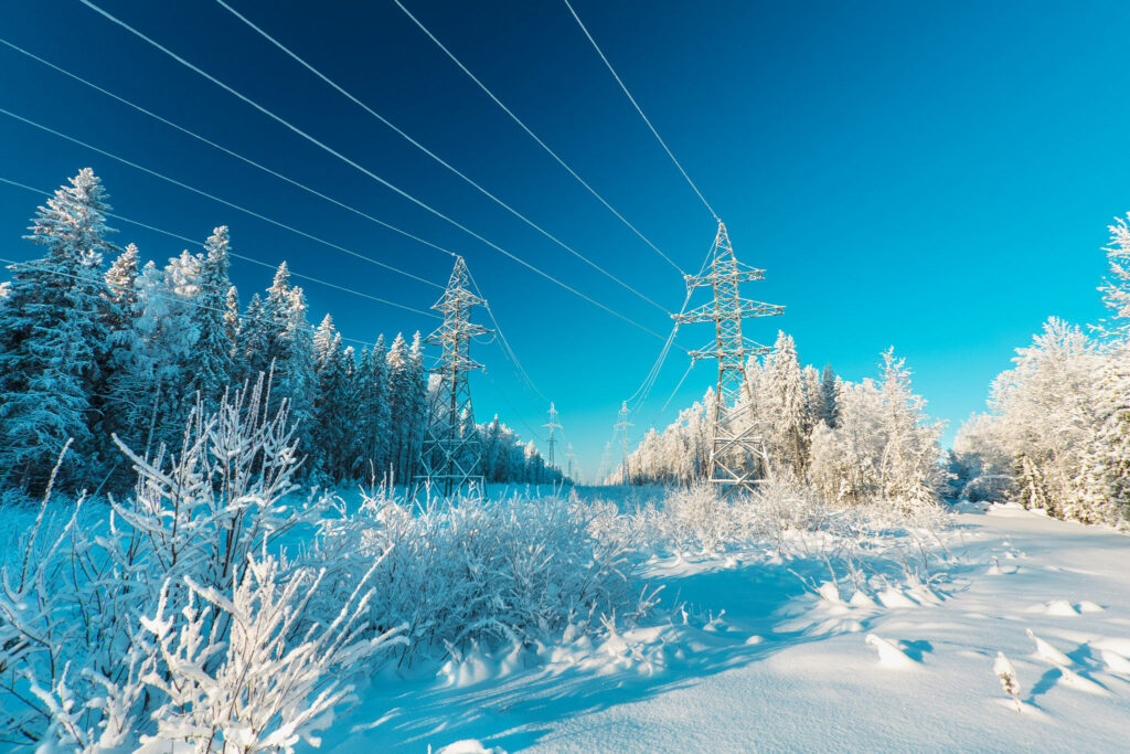 Talvista kuvaa sähkölinjoista
