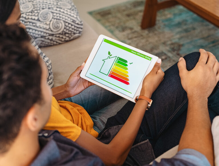 Mies ja nainen katsomassa tabletilta tilastoa